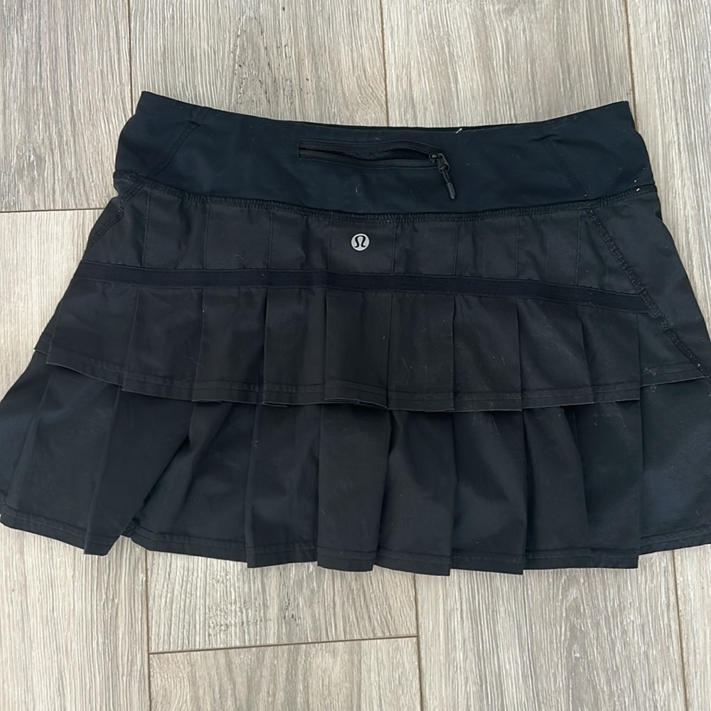 LULULEMON black pull-on pleated/ruffled SKORT size 6